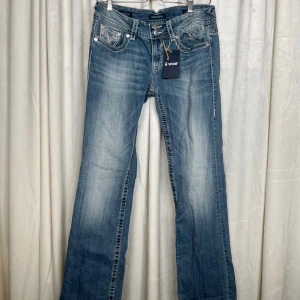 Blå bootcut jeans från Vigoss - Mått: innerbensmått 82 cm Ytterbensmått 100 cm  Midjemått (mätt rakt över) 39 Cm Lårmått  19 cm   Grenmått 20 cm                                                                    Bra skick. Hör gärna av er vid frågor!                    Följ oss : Instagram a_wearuf                                                         TikTok : awearuf                                                                   (Nr 7) 
