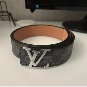 Svart Louis Vuitton LV bälte - Ett helt nytt LV bälte med längden 115cm. Riktigt fett som höjer vilken outfit som helst, skriv privat till mig vid frågor! ☺️🤝
