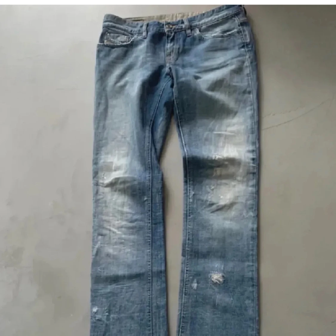 Blå levis jeans med slitningar