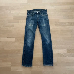 Levi's jeans - Säljer ett par blå Levi's 514 jeans med slitningar och hål. De har en straight/slim passform. Skriv vid ytterligare frågor eller funderingar🤝