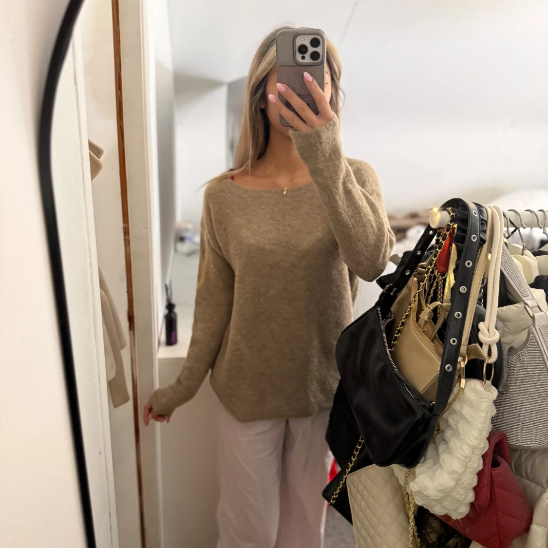 Brun stickad tröja med rund hals - 2