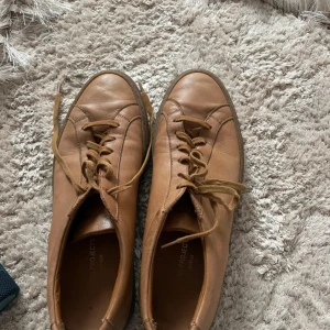 Bruna sneakers från Common Projects - Snygga bruna sneakers från Common Projects superfint skick storlek 43 