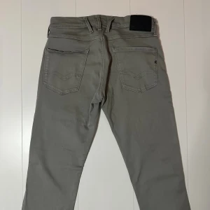 Replay anbass jeans  - Replay anbass jeans | storlek 29/32 | skick 10/10 | fraktar via valfrit ombud på köparens bekostnad | hör av dig vid funderingar 