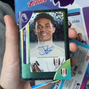(Topps fotbollskort SIGNERAT autograf 03/10 ) Base Players Autograph Variation Card - Topps Premier League 2025/26 - Exklusivt samlarkort med Josh King från Fulham, säsongen 2025/26. Kortet är numrerat 03/10 och har en autentisk autograf. Perfekt för dig som älskar fotboll och vill ha något unikt i din samling!