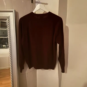 Oscar Jacobson sweatshirt vin röd - Säljer denna vinröda sweatshirten från Oscar Jacobson. Denna tröja är åt det större hållet av passform. Den ä en ull tröja och håller värme bra nu i det kallare tiderna och är i modellen  Gustaf. Ny pris 1300kr. Hör av dig vid minsta lilla.