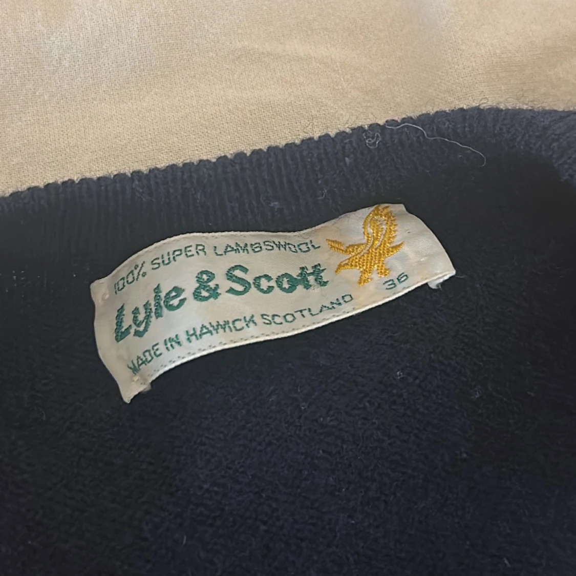 Mörkblå rutig tröja från Lyle & Scott - 2