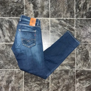 Replay jeans  - Snygga Replay Grover jeans i klassisk blå tvätt med lätt slitningar och kontrastsömmar. Modellen har raka ben, fem fickor och läderpatch bak i midjan. Midja 38cm, längd 104cm. JAG SKICKAR EJ FLER BILDER NÄR JAG BÄR JEANSEN! för storleksguide hänvisar jag till måtten och för bättre inblick i passformen rekommenderar jag att googla på modellnamnet. Jeansen kan vara uppsydda utan att jag noterat det så kolla måtten noggrant:) s4