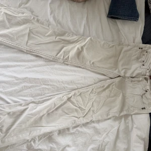 Vita lågmidjade jeans från Esprit, strl 38 - Snygga vita jeans från Esprit i storlek 38 men skulle säga att de mer är en 34/36. Byxorna har rak passform.