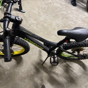 Yosemite Junior Mountainbike - Snygg Yosemite junior mountainbike med robust ram, grova däck och färgglada fälgar. Utrustad med växlar och handbromsar. Cykeln är i gott skick med mindre spår av normalt bruk, perfekt för äventyr och terräng. Passar barn och unga som vill cykla säkert och bekvämt.