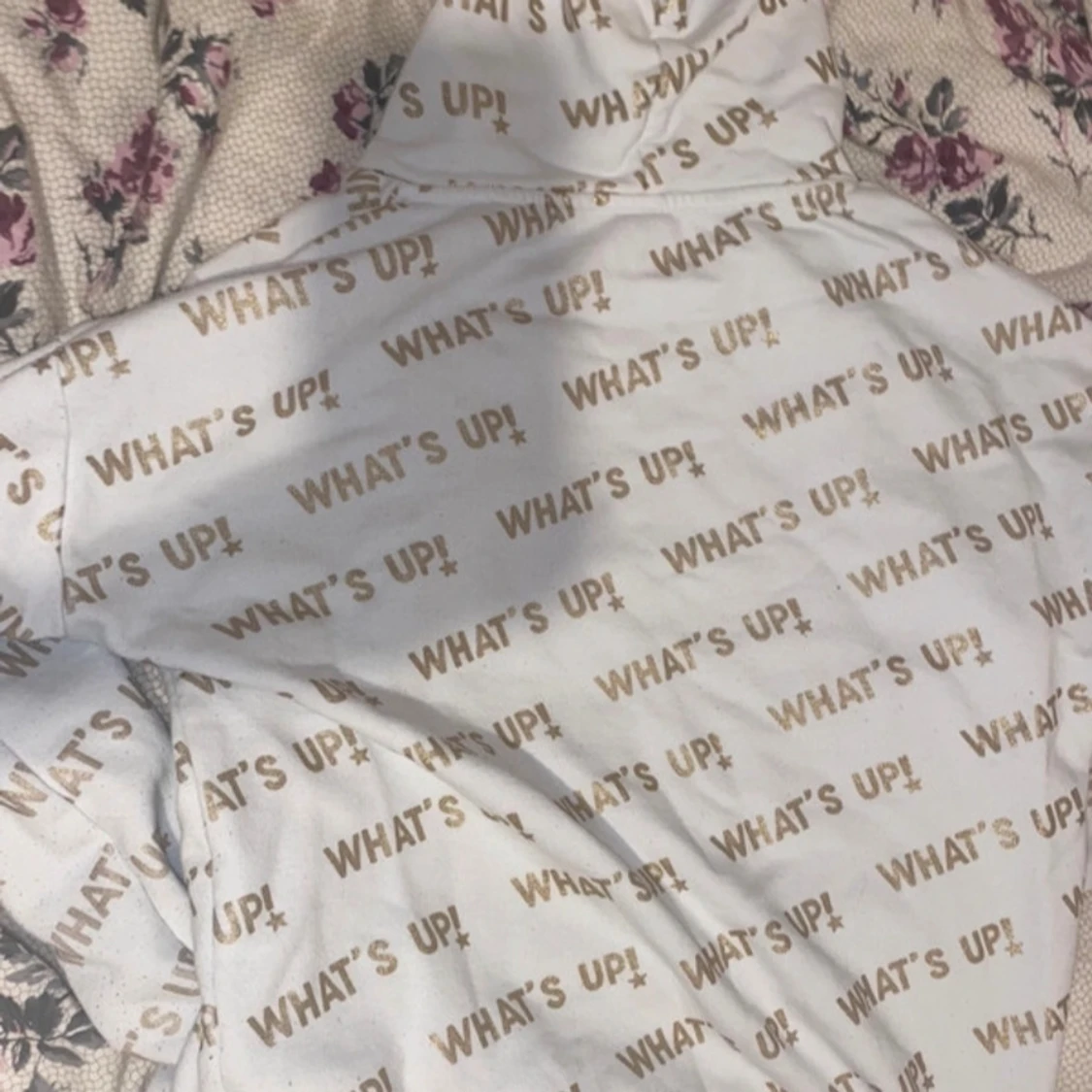 Vit hoodie med guldtext WHAT'S UP! - 2