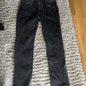 Levi's 501 Premium svarta jeans W30 L32 - Säljer ett par Levi's 501 Premium jeans i svart tvättad denim. Klassisk rak passform, nästan nya används några fåtal gånger. Perfekt för dig som gillar tidlös stil