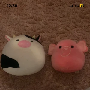 Gosedjur ko och rosa elefant  -  två mjukisdjur, en ko och en elefant, 