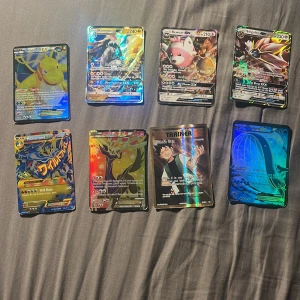 Pokémon EX/GX Kort - Holo Collection - Samling av 8 glittrande Pokémon EX/GX-kort, inklusive Dragonite, Kommo-o, Bewear, Solgaleo, Mega Charizard, Xerneas, Wailord och en Trainer-kort. Perfekt för dig som älskar Pokémon och vill boosta din samling med coola och sällsynta kort!