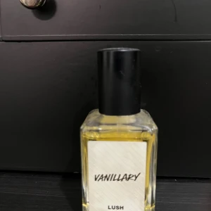 Lush Vanillary Perfume 30ml - Vanillary från Lush i 30ml flaska. Vegansk parfym, handblandad med eteriska oljor. Ingredienser: ekologisk alkohol, parfym, vaniljextrakt, tonkabönsextrakt, jasminextrakt m.m. Tillverkad i England.