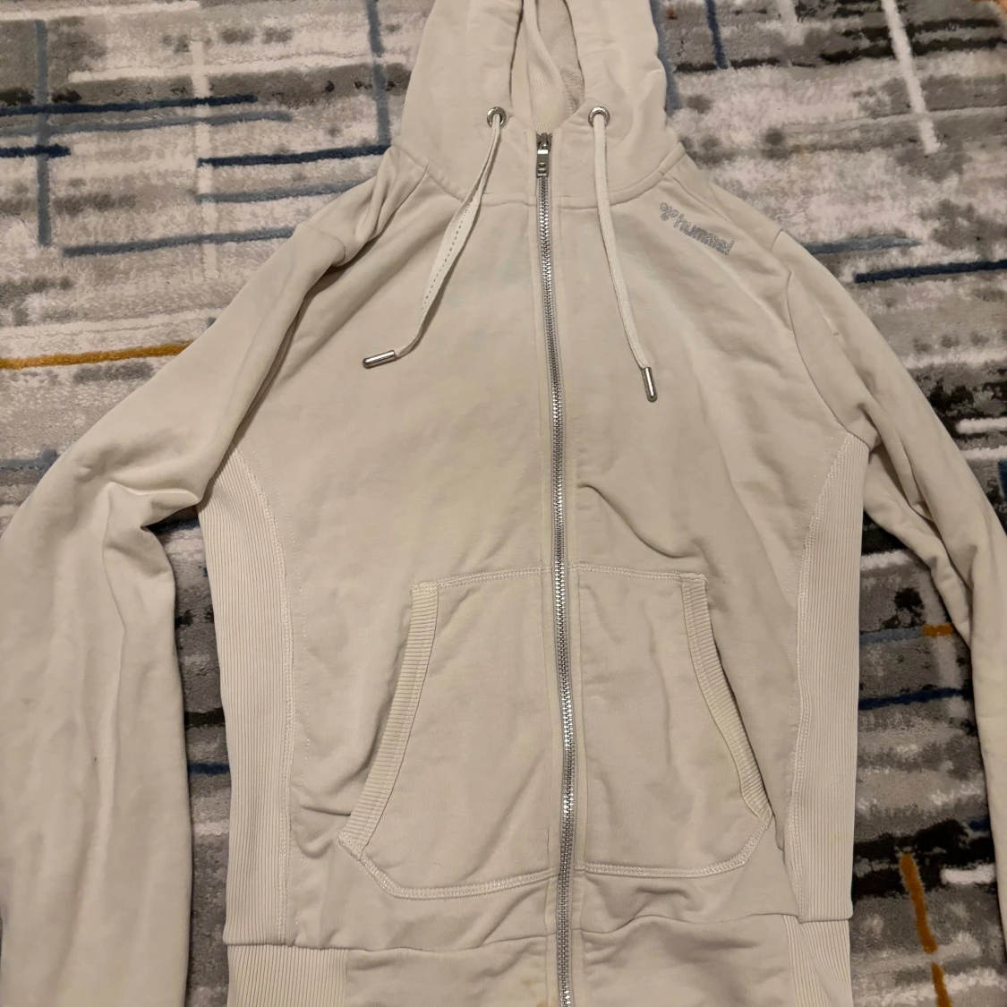 Beige hoodie från Hummel med dragkedja