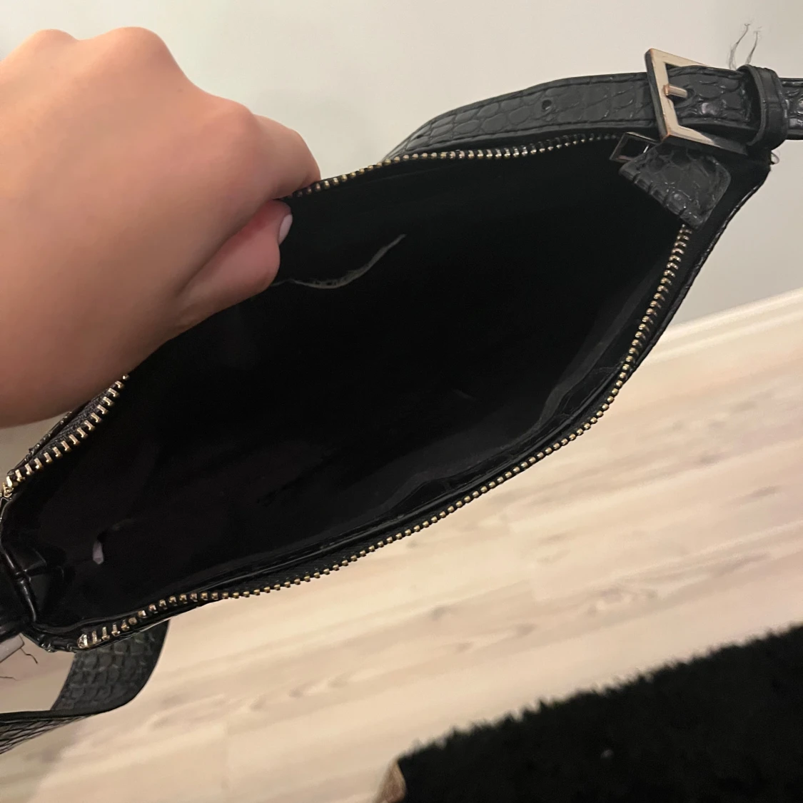 Svart axelväska med krokoprägling - 1