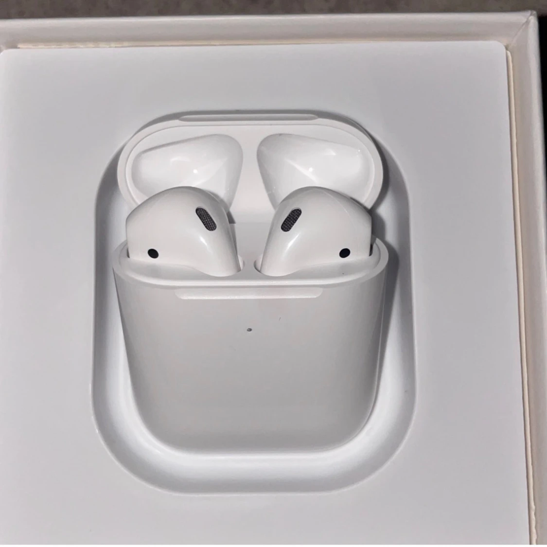 Apple AirPods med trådlöst laddningsetui - 4