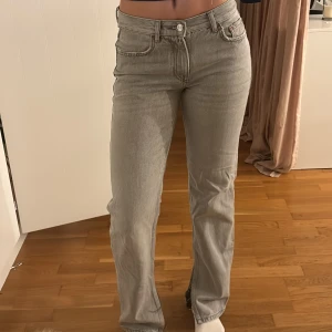 Jeans - Lite för små för mig! Sitter mer baggy om du har st 34 i vanliga fall! Klippt slits på dom.
