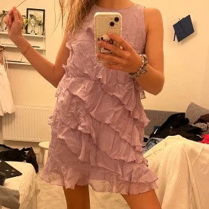 Lila volang klänning från Zara i storlek S - Säljer denna jätte fina volang klänning från Zara i en superfin lila färg. Den är i storlek S och säljs inte längre🩷🩷🩷