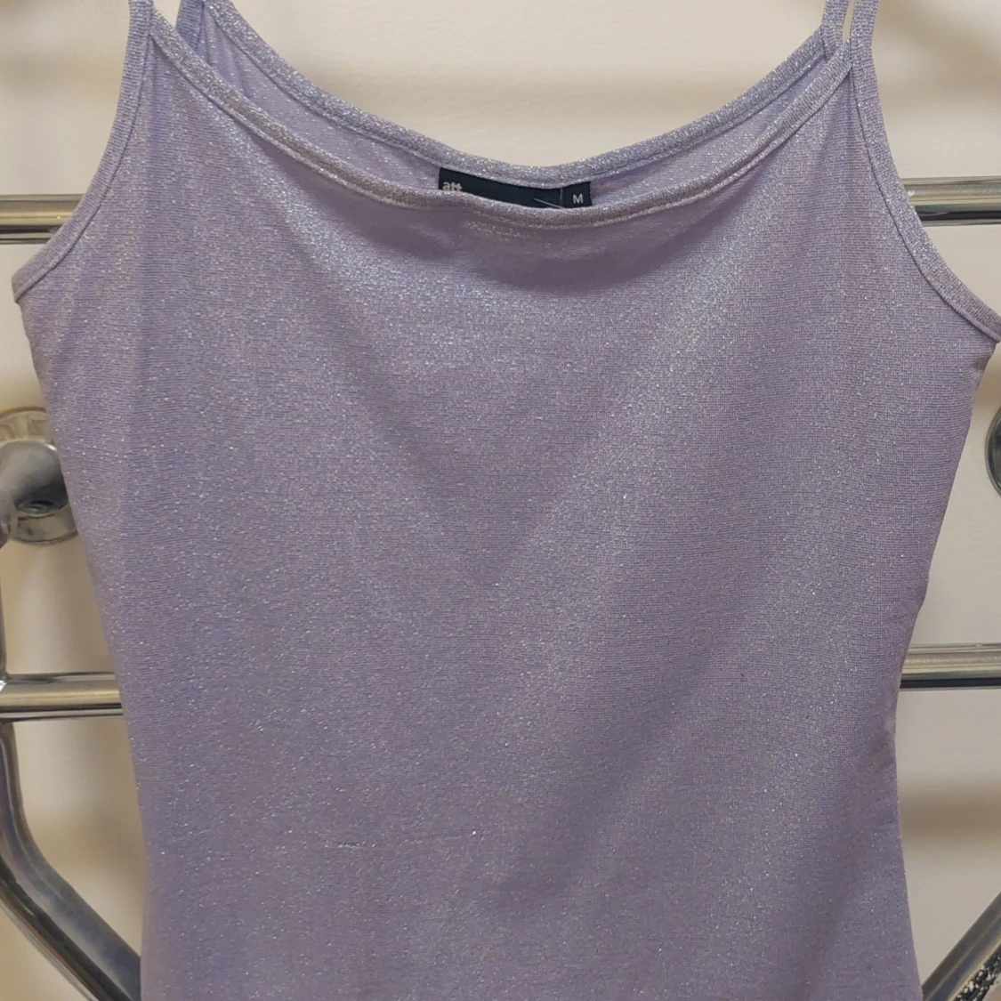 Glittrig lila linnetopp med smala band