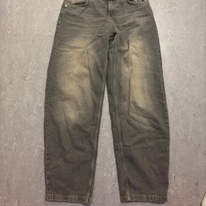Snygga baggy jeans  - Så snygga jeans i superfint skick då jag endast använt de en gång, säljer då de tyvärr är för stora för mig🫶🏼💓