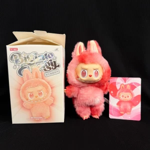 Labubu (Love) ❤️ - Äkta ’Love’ Labubu från ’The Monsters Big Into Energy Blind Box'! ❤️🌹I nyskick - kartong, påse och kort ingår ✨Köp nu (säljer flera Labubus och har 10% bundlerabatt) 💌