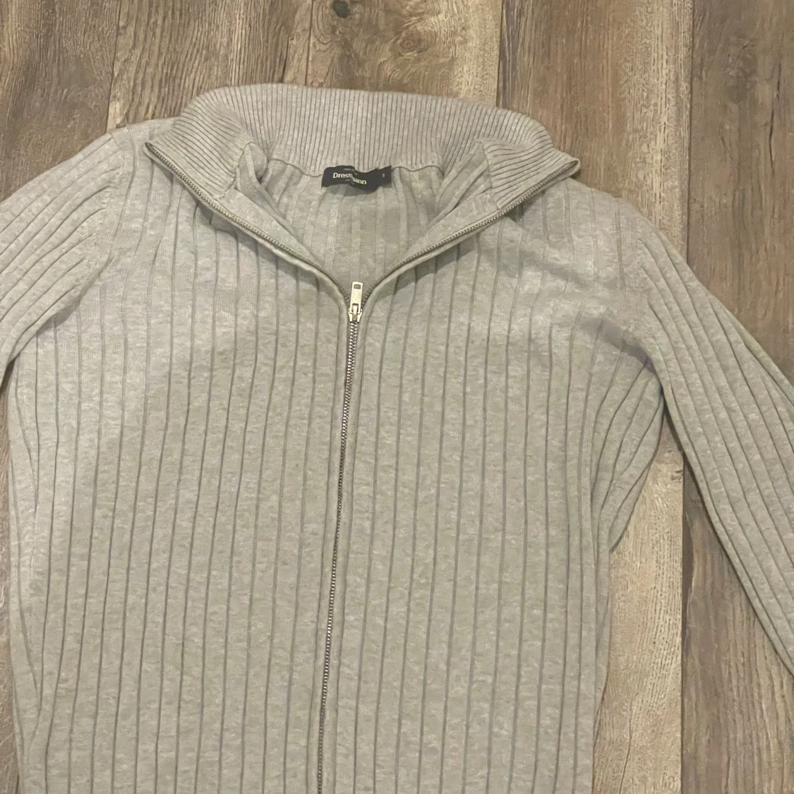 Grå ribbad kofta från Dressmann - 1