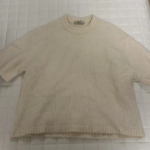  stickad tröja från Gina Tricot XS - Stickad tröja från Gina tricot, lite nopprig men annars bra skick, säljer för 100kr pågrund av nopprig men köpte för 399kr