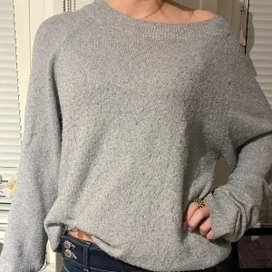 Ljusgrå stickad tröja från Veromoda  - Supermjuk, bekväm ljusgrå stickad tröja från Veromoda med ribbad kant i halsen och vid ärmsluten. Tröjan har en loose passform och långa ärmar. Perfekt för lager-på-lager! Storleken är L men passar S/M. Använt 2-4 gånger. Hör av er vid frågor och funderingar 💞💝