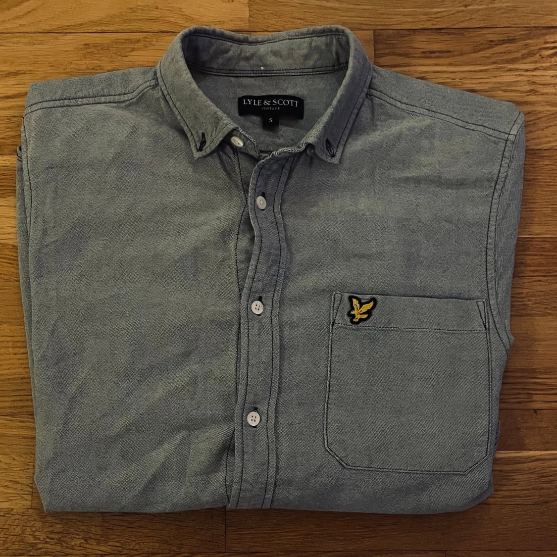 Grå skjorta från Lyle & Scott S