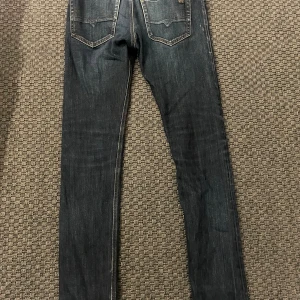 Mörkblå Diesel jeans  - Snygga mörkblå jeans från Diesel 