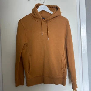 Hoodie - Jättefin senapsgul hoodie som är mjuk och skön, använd endast fåtal gånger så i toppenskick! 