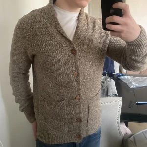 Beige stickad cardigan - Skit fet beige stickad cardigan i storlek M. Modellen är 180cm, 73kg. Priset går att diskutera!