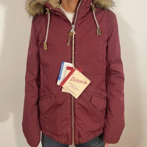 Dolomite Jacka (öppen även för byte) - Ny med etiketter aldrig använd vinter parka jacka från Dolomite. Storlek M men kan möjligen passa folk med stolek S med. Pris kan diskuteras vid snabb affär. 