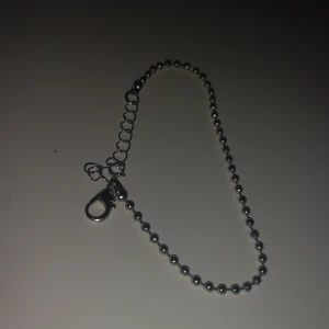 Silverfärgat pärlarmband  - Stilrent armband i silverfärg med små runda pärlor och en kedja med länkar. Armbandet har en smidig karbinhake som gör det enkelt att ta av och på. Perfekt för dig som gillar minimalistiska detaljer. 
