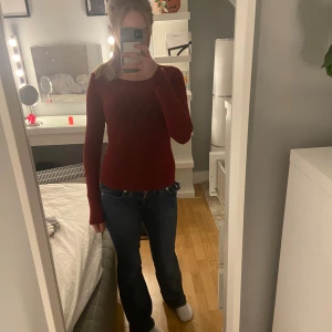 Vinröd långärmad tröja från Zara - Snygg vinröd långärmad tröja från Zara i storlek M. Tröjan har en rund halsringning och är figurnära med ribbade muddar vid ärmslut och nederkant. Perfekt för dig som gillar enkel och stilren design med en djup röd färgton.