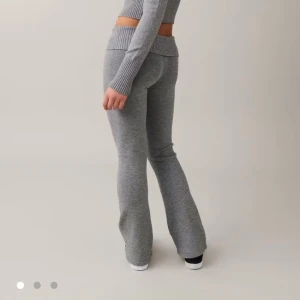 Grå stickade yoga pants från Gina - Säljer mina gråa snygga stickade yoga pants från Gina i strl 152 