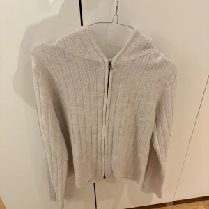 Mysigt Sett - Säljer ett supermysigt sett med luvtröja och en lång kjol i färgen beige endast testad.