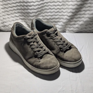 Herr sneakers - Snygga sneakers i brun mocka liknade material.                        Märke oklart men köpta på zalando. Skorna är använda men i ett bra skick