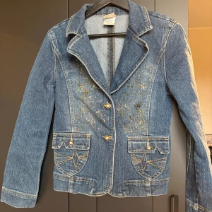 Vintage jeans jacket - Jättefin jeansjacka som tyvärr inte kommer till användning av mig😓 Köpt secondhand💞