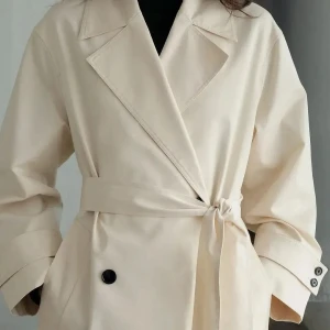 Beige trenchcoat med bälte och knappar - Stilren beige trenchcoat med klassisk krage, dubbelknäppning och bälte i midjan. Jackan har långa ärmar med knappar vid ärmslut och stora slag. Perfekt för dig som vill ha en tidlös och snygg look. Säljer denna då jag har en till exakt lika dan. Den är i xs/s storlek