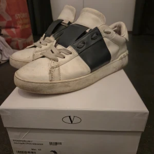 Valentino skor - Säljer nu mera mina valentino skor 100% äkta. Hör av er vid funderingar. Priset ej hugget I sten. Går med på bra byten