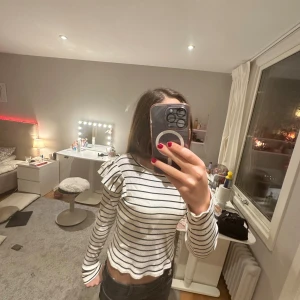 Randig ribbad topp med volang från Zara - Superfin ribbad topp från Zara i vitt med svarta ränder. Långärmad modell med volangdetaljer på axlarna💓säljer pga att den är för liten för mig men är supersöt!💓pris går absolut att diskutera💓