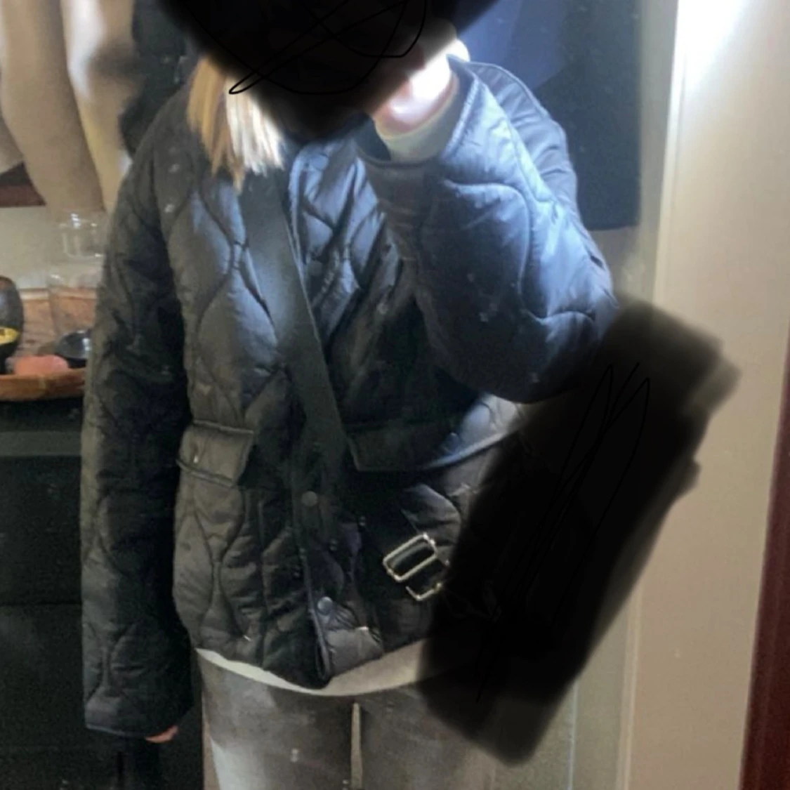 Svart quiltad jacka med bälte