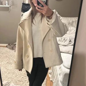 Kappa från Design by Si - Jättefin kappa från design by Si i cream vit💕använd en höst 💕