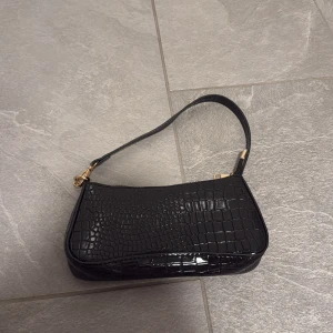 Svart axelväska med krokopräglad yta - Använd några gånger, fint skick