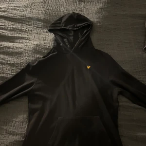 Svart lyle & scott hoodie - Jag säljer en svart lyle and scott hoodie som jag inte kan använda längre pga att jag har växt ur den, den är i väldigt bra skick och nypris är 674kr. Den är lite mindre än ”15-16 år”, jag är ca 175 och den är lite för kort så om du är runt 167-173cm kommer den passa perfekt!
