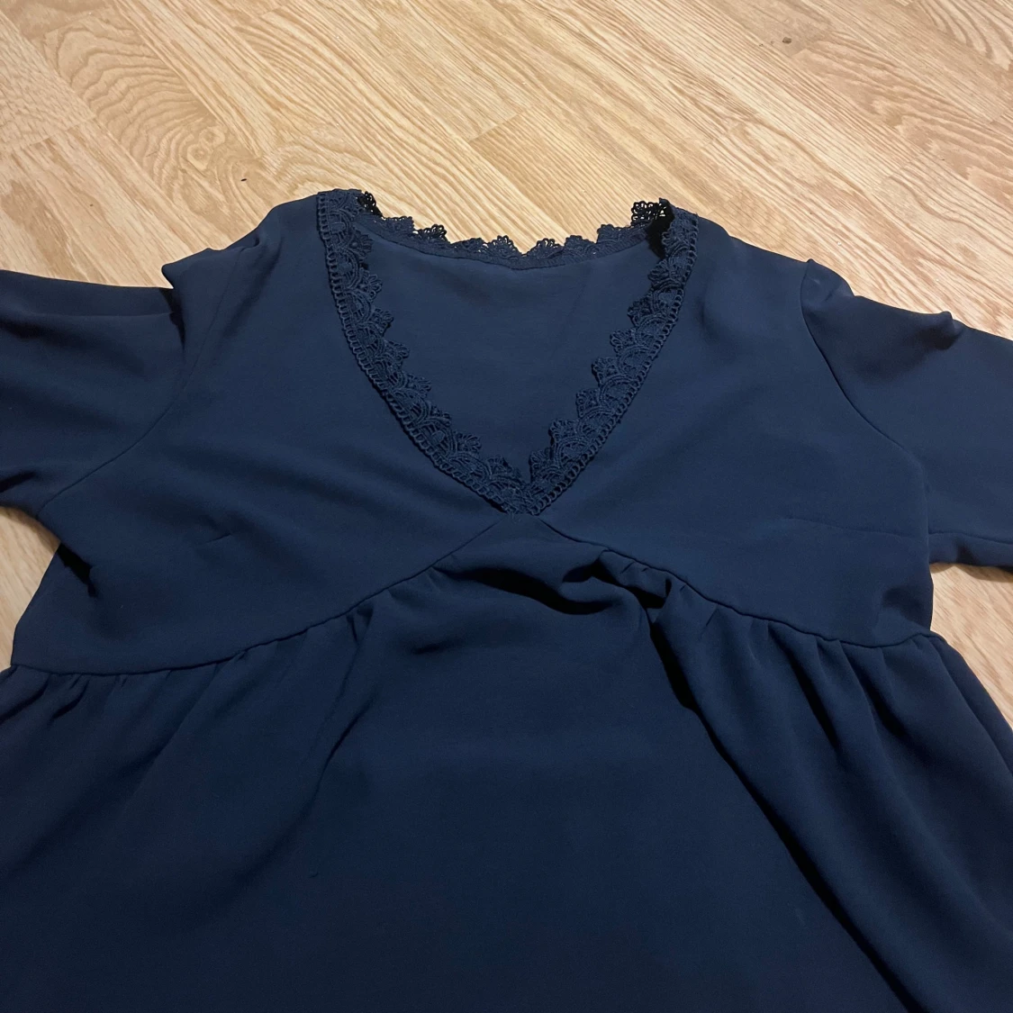 Mörkblå blus med spetsdetalj