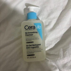 CeraVe SA Smoothing Cleanser 236ml - Helt oöppnad och aldrig använd. CeraVe SA Smoothing Cleanser är en mild rengöringsgel med salicylsyra, ceramider och hyaluronsyra. Perfekt för torr, ojämn hud.🌸🩷