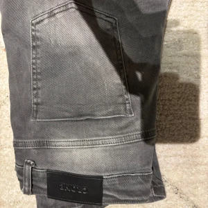 Jeans från crone - Tja säljer nu mina slim fit jeans är otroligt snygga och kostar 2000 kr nya. Köpta av crone och kvitto finns. Vill ha pengar snabbt så säljer där med billigt. Mycket bra skick storleken W30 L32
